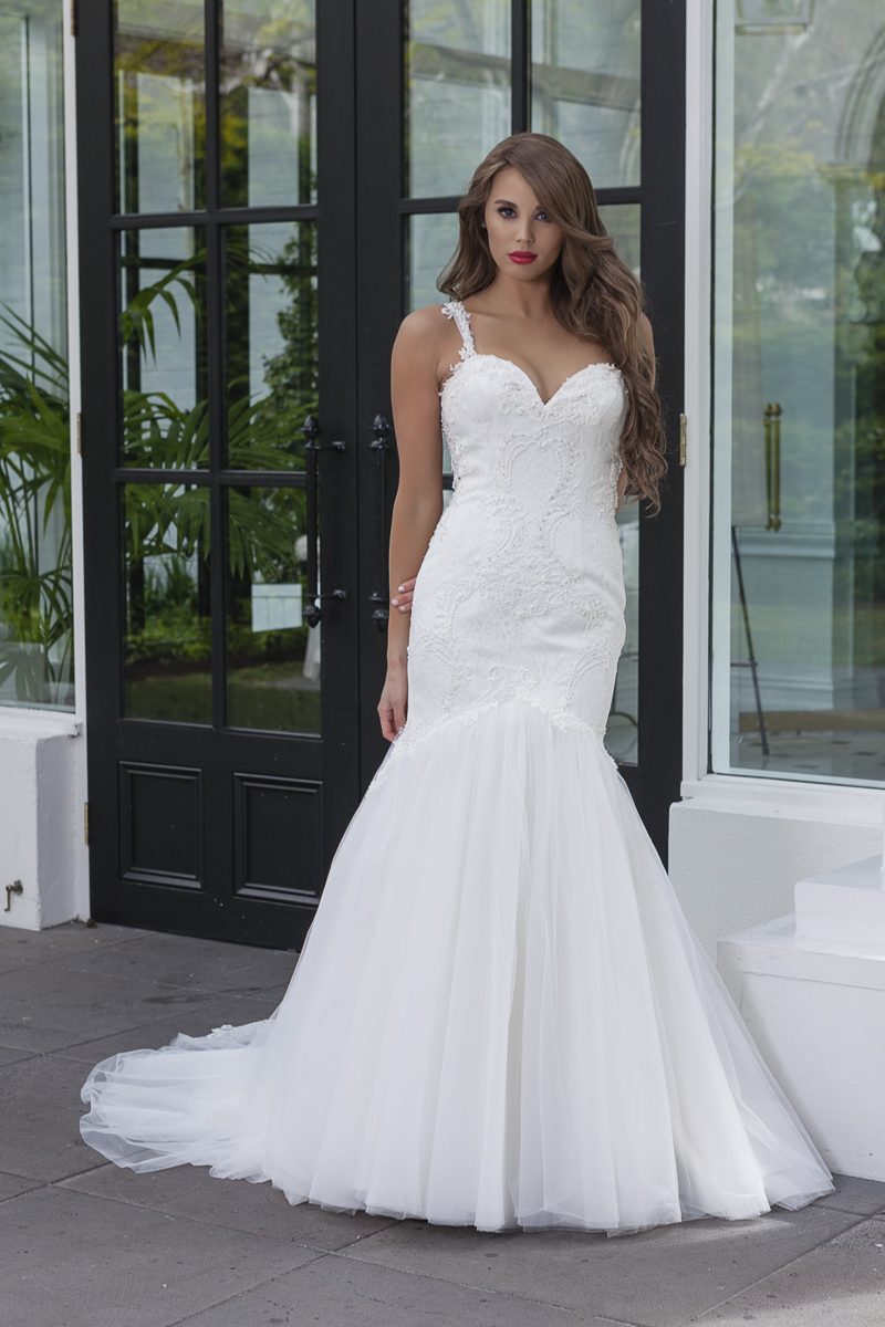 Fine lace wedding dress with Tulle skirt