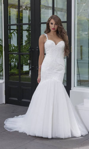 Sample Sale size 8-10 $900 Fine lace wedding dress with Tulle skirt